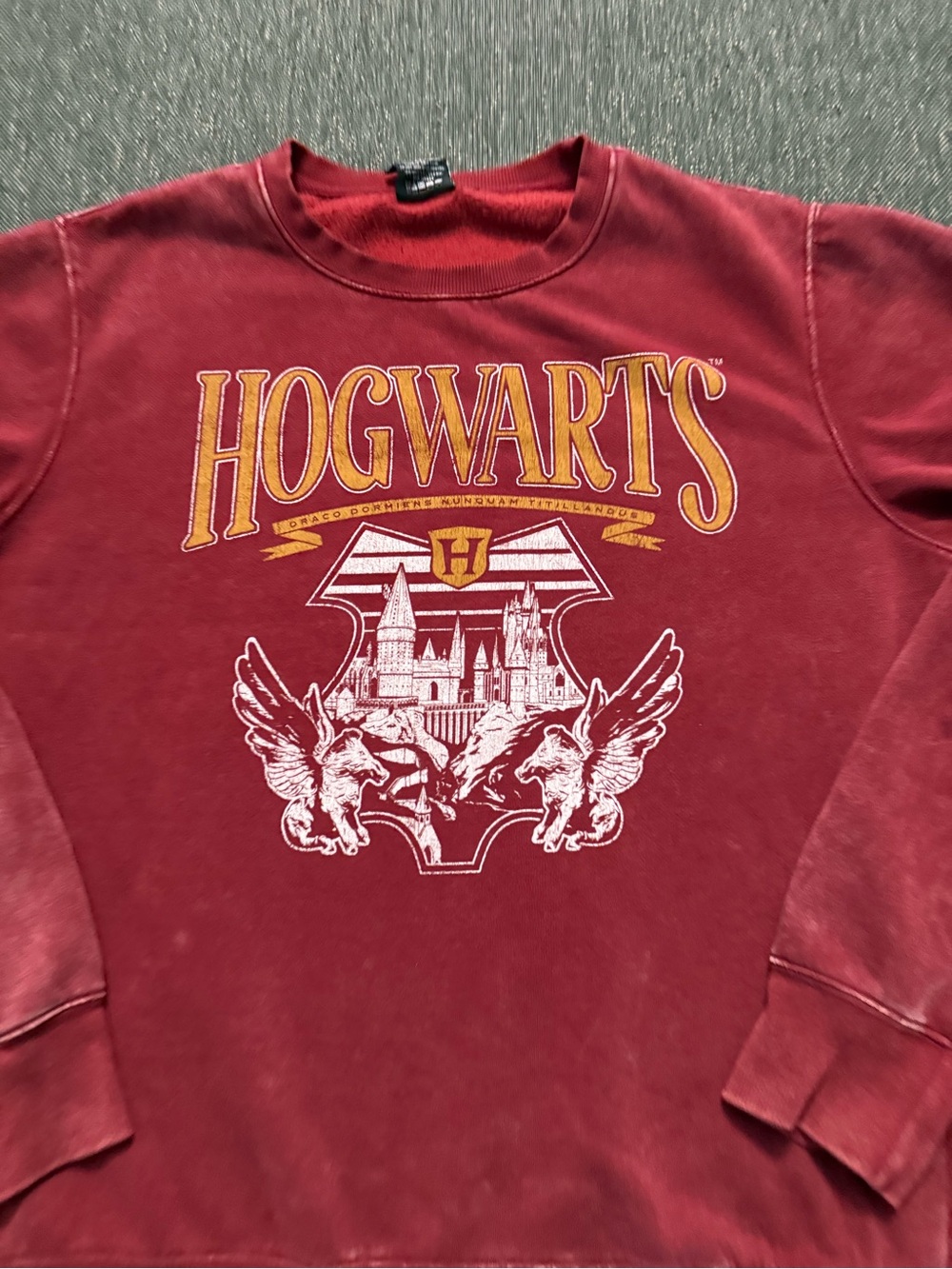 Hogwarts Maroon Crewneck graphic Sweatshirt size Large 42-44 - Picture 3 of 9